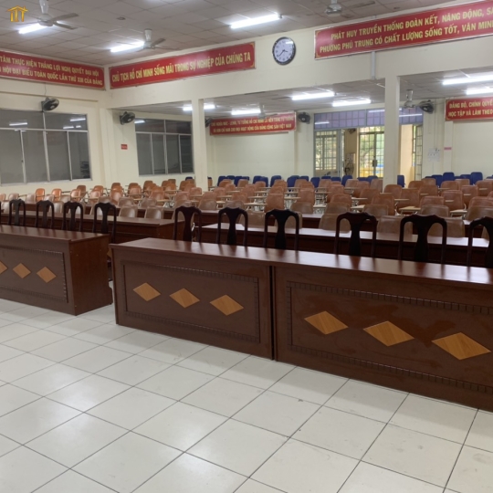 Bàn hội trường